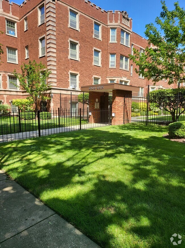 Building Photo - 6932 S Crandon Ave