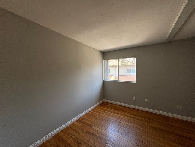 Building Photo - Spacious 3BD/2.5BA Townhouse in UTC W/ 2-C...