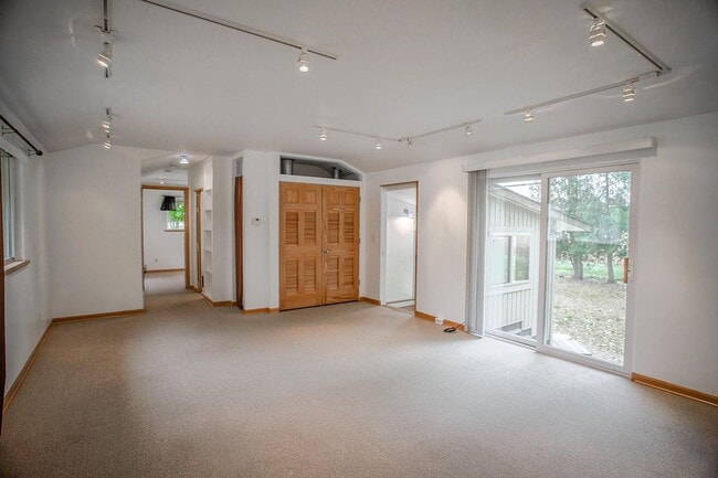 Building Photo - Single Family Home