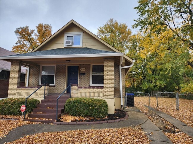 Building Photo - 3 Bedrooms, 1.5 Bath Brick Bungalow with Basement & Large Yard.  Close to UofL.