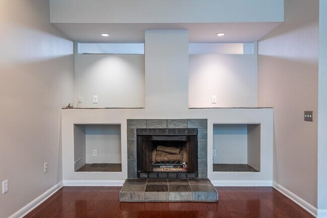 Building Photo - 1214 Cleburne Ave NE