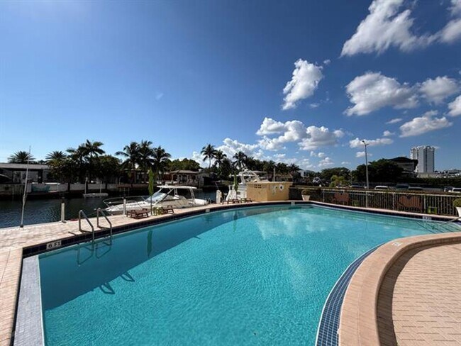 Building Photo - 2000 NE 135th St