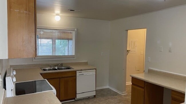 Building Photo - Newly Renovated 4 bedroom 2 bath Ranch Home