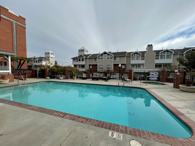 Building Photo - Remodeled Condo in Central Oxnard Gated Community!