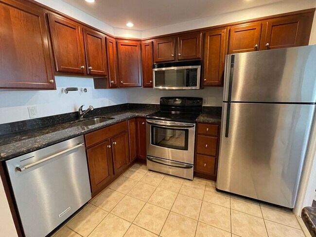Building Photo - 2 bedroom 2 bath WITH PARKING