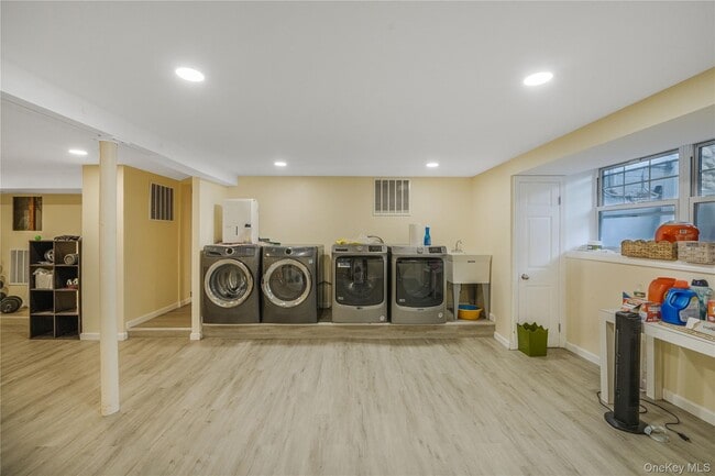Building Photo - 24 Mineola Ave