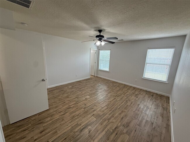 Building Photo - 3039 Legends York Dr