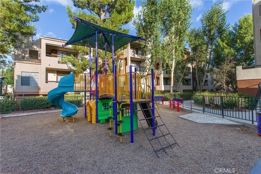 Building Photo - 21450 Burbank Blvd