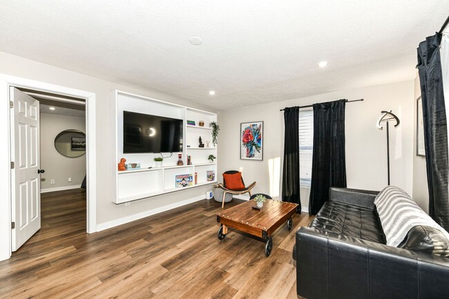 Building Photo - 3BD 2BA Grant’s Fresh Modern Charm in Nobl...