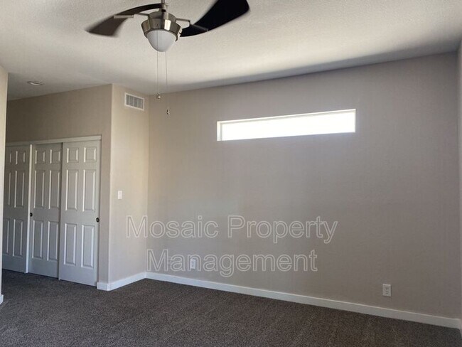 Building Photo - 4923 E Hazel Dr