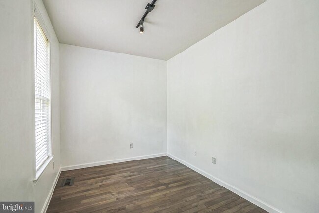 Building Photo - 3003 Mediterranean Dr
