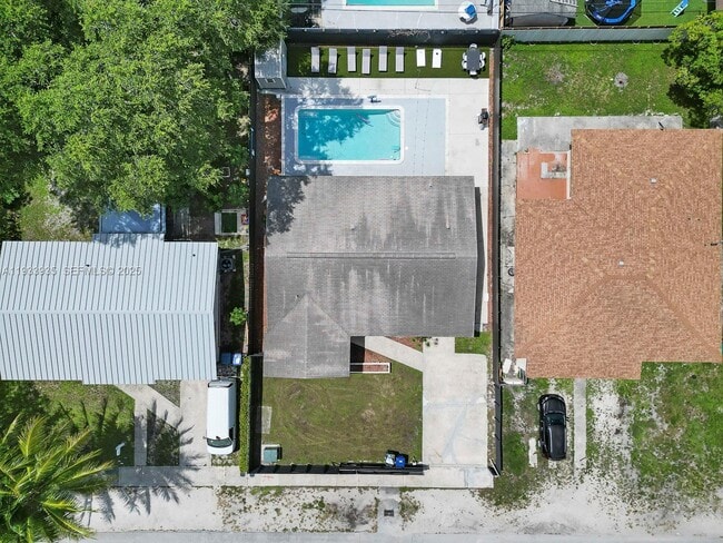 Building Photo - 560 NE 161st St