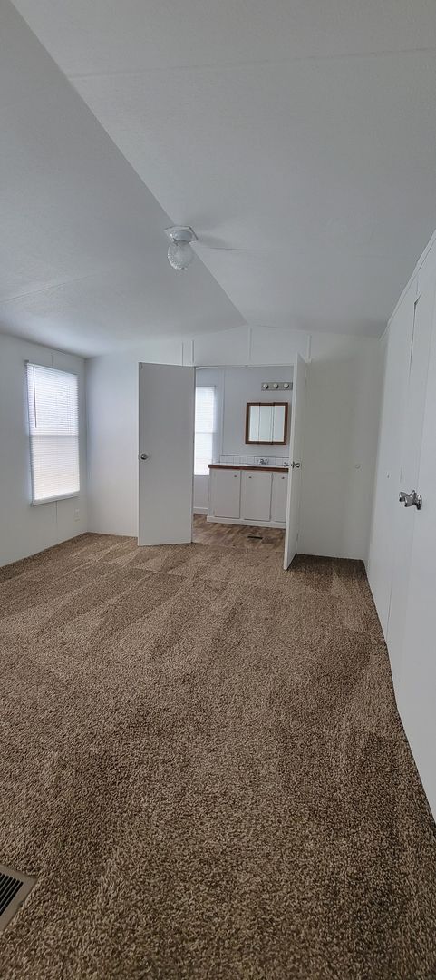 Building Photo - Ready to Move in