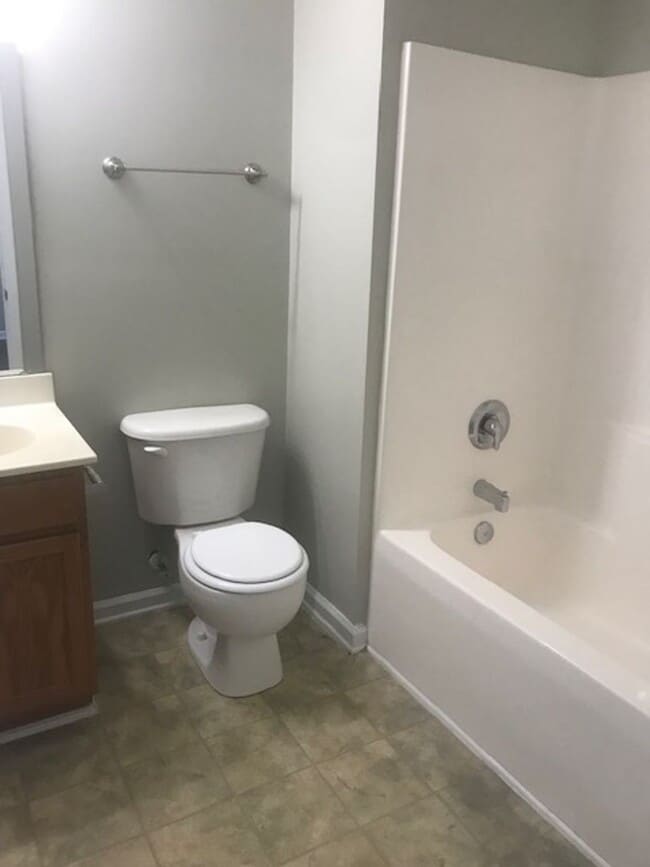 Building Photo - 3 Bedroom End Unit Townhome!
