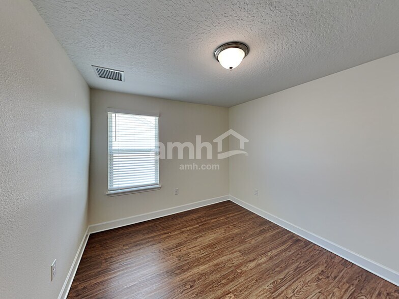 Building Photo - 527 Pine Terrace Dr