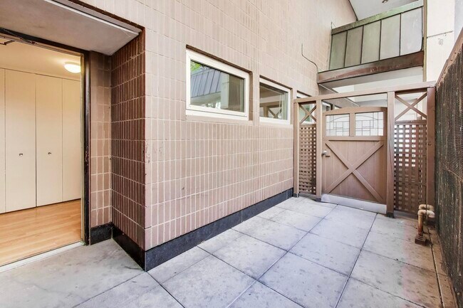 Building Photo - 201 E Chestnut St
