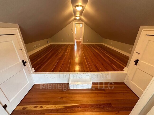 Building Photo - 1217 W 47th St