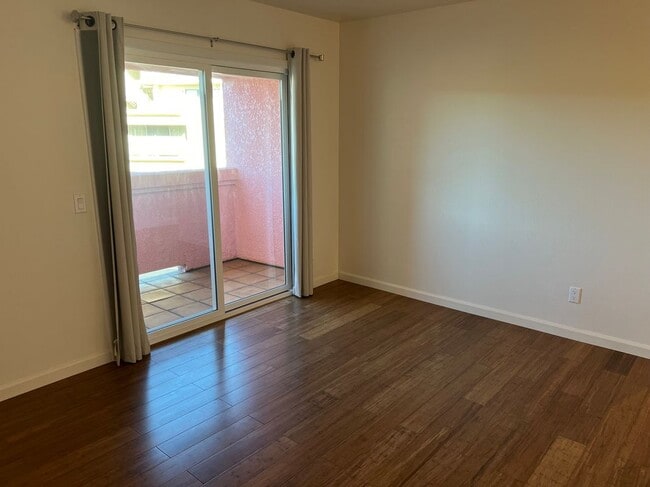 Building Photo - 4810 S La Brea Ave