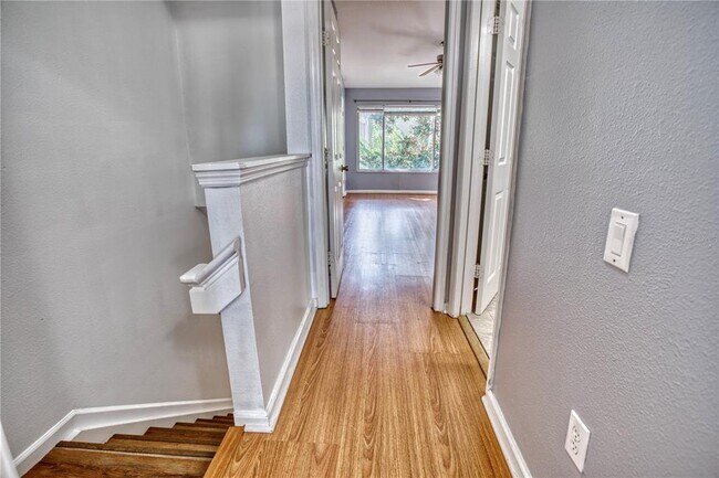 Building Photo - 1050 Vineland Pl
