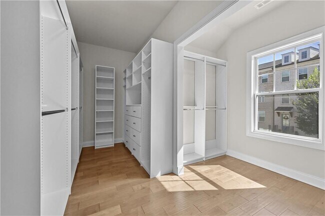 Building Photo - 3475 Benedict Pl