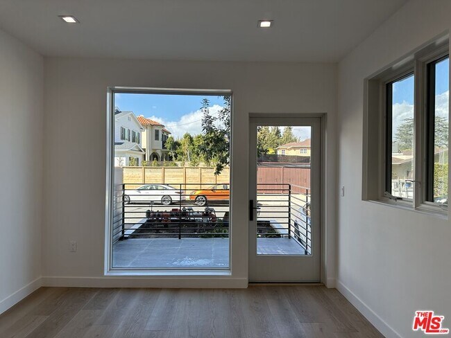 Building Photo - 9842 Vidor Dr