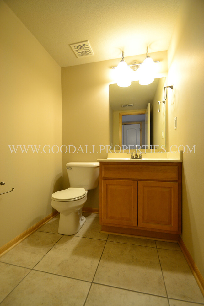 Building Photo - 3 Bedroom, 2.5 Bath Townhome in Grimes