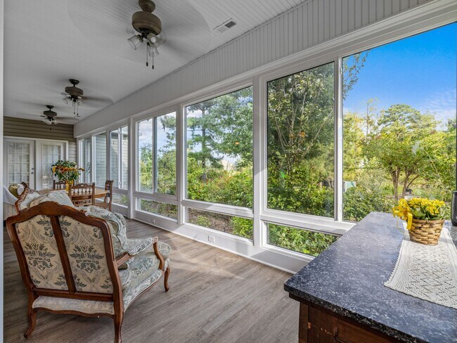 Building Photo - Beauty by the Water!