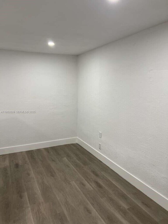 Building Photo - 1236 NW 4th Ave