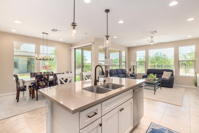 Building Photo - Gorgeous 2 bedroom / 2 bath townhome locat...