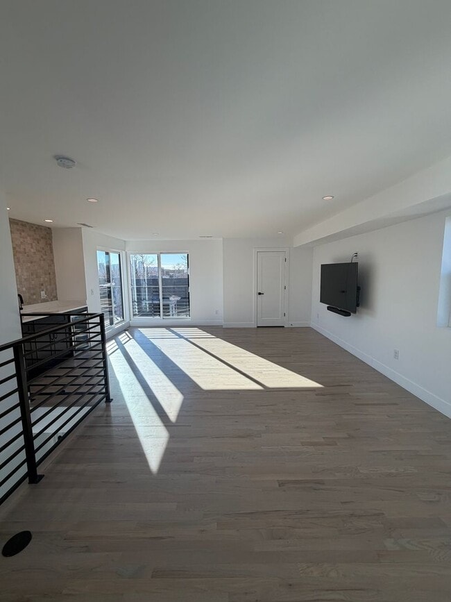 Building Photo - Gorgeous Sunnyside 4 bedroom home with rooftop patio