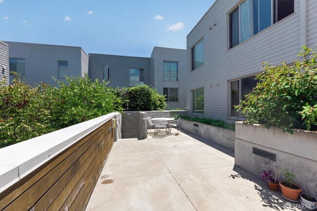 Building Photo - 570 Innes Ave