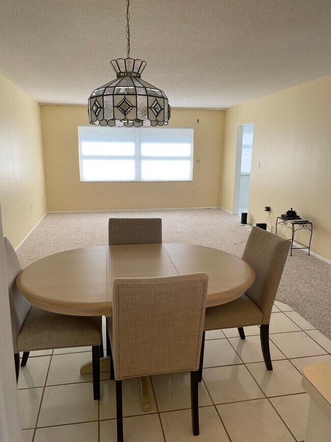 Building Photo - 4750 Cove Cir