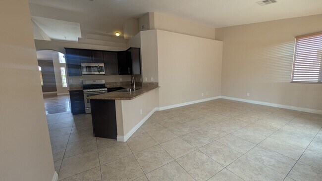 Building Photo - 3 bedroom 1 story house with large backyar...