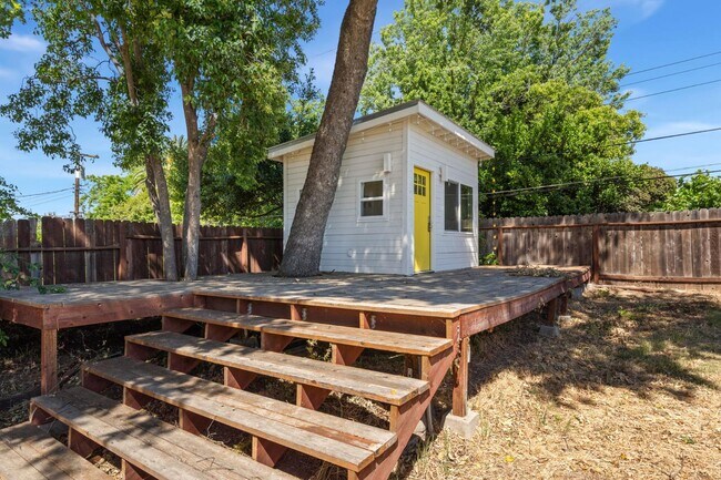 Building Photo - 2524 Landwood Way
