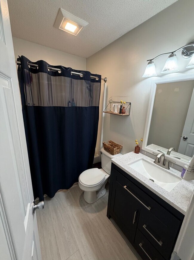 Building Photo - 207 Bluebird Ct