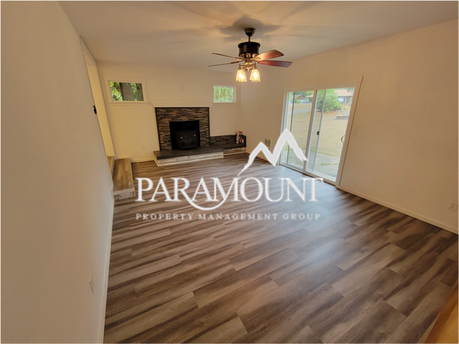 Building Photo - Updated 3 Bedroom Duplex!