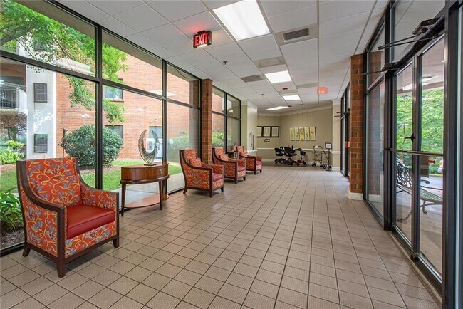 Building Photo - 300 Johnson Ferry Rd