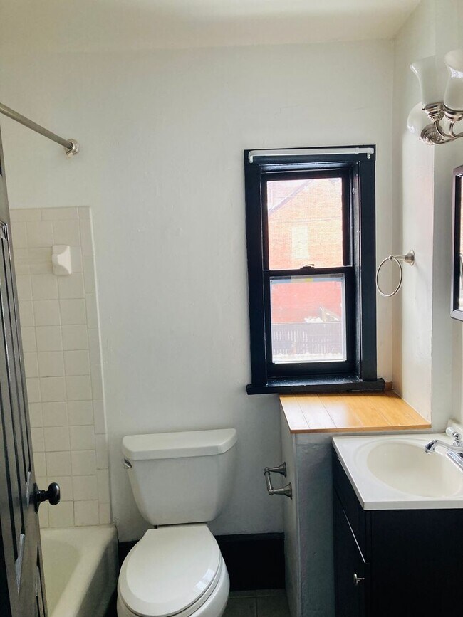 Building Photo - 922 Western Ave