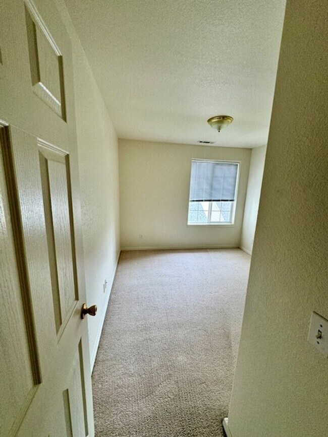 Building Photo - 2 Bedroom 2 Bath Centrally Located Condo