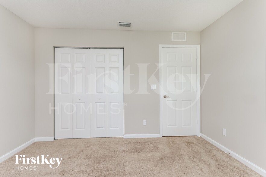 Building Photo - 1809 SW Cycle St