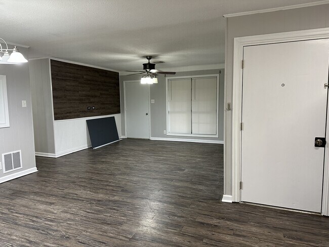 Building Photo - 107 Lake Dr