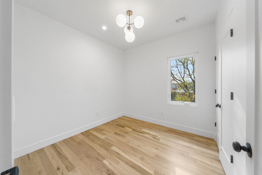 Building Photo - 114 Center St