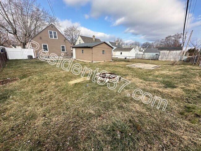 Building Photo - 3 Bed 1 Bath Home