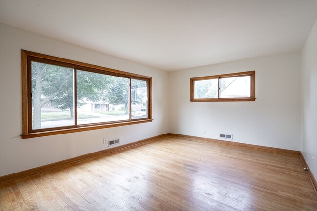 Building Photo - Spacious 3 Bedroom 1Bath Lower Duplex in P...