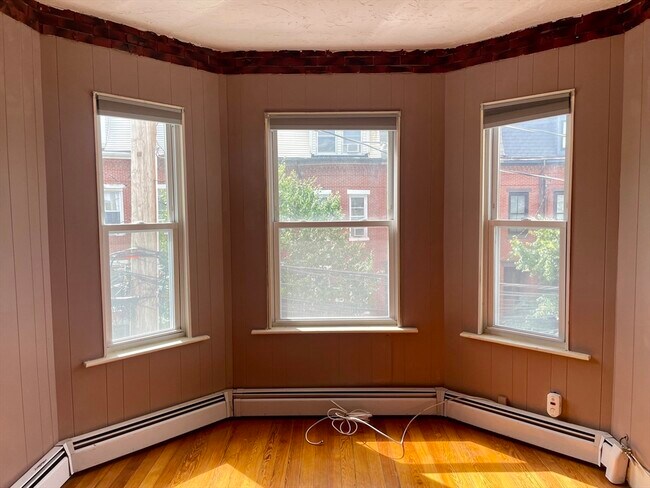 Building Photo - 136 Saratoga St