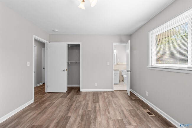 Building Photo - 1007 Heard Ct SE