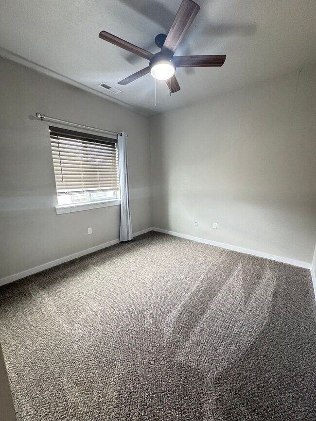 Building Photo - New on Market! Close to Freeway and Shopping!