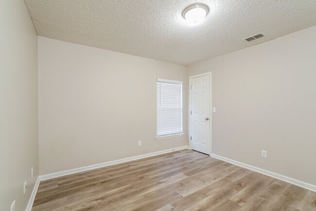 Building Photo - 2835 Southampton Dr