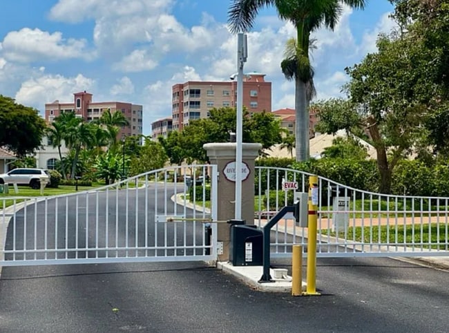 Building Photo - 14815 Laguna Dr