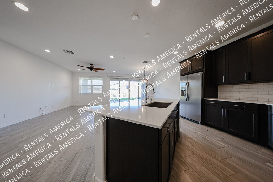 Building Photo - 2256 E Ridgewood Ln